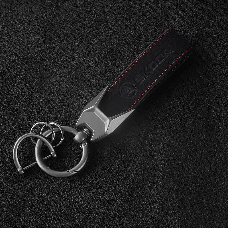 RUDX8 2025 Women man Leather Keyring Luxury Car Keychain for Skoda Fabia 1 2 Octavia a7 RS Superb Rapid Yeti Karoq Vision Accessories