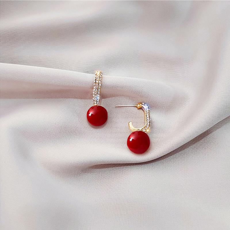 Korean S925 Sterling Silver Pearl Stud Earrings - Trendy and Elegant Design