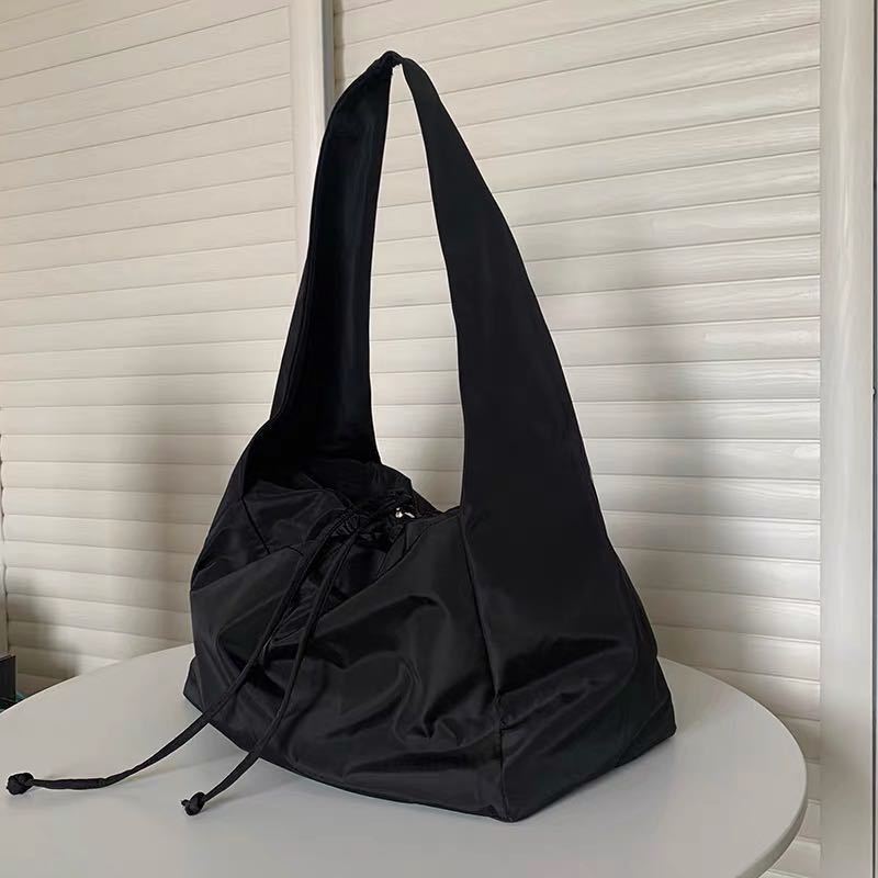 Large Capcaity Nylon Shoulder Bag Female Travel Light Tote Bag Casual Solid Color Crossbody Bag Designer Hobo Bag Purse MIT