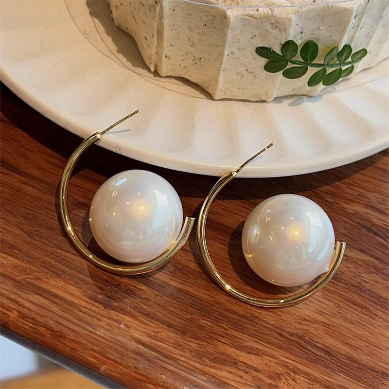 Увеличенные круглые серьги: Уникальный европейский и американский металл, блестящая мода высокого класса для женщин.