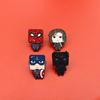 Брошь-супергерой Marvel Q: Классический значок Мстителей Человек-паук и Капитан Америка.