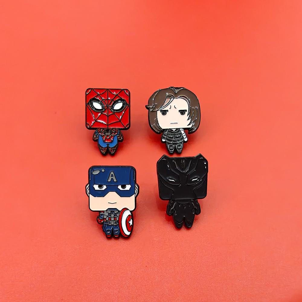 Брошь-супергерой Marvel Q: Классический значок Мстителей Человек-паук и Капитан Америка.