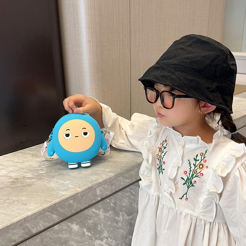 Милая модная детская маленькая сумка-портфель 2025 силиконовая новая в зарубежном стиле детская сумка для мальчиков и девочек через плечо, меняющаяся, сумка для наушников, тренд