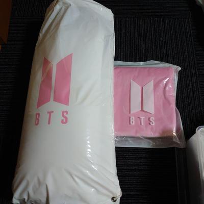 [Б/У] Подушка с товарами BTS