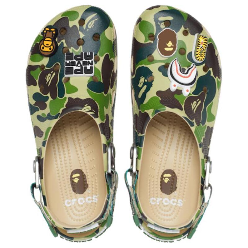 A BATHING APE x Crocs Classic clog камуфляжный принт удобные и универсальные дырчатые туфли для мужчин и женщин коричневого цвета