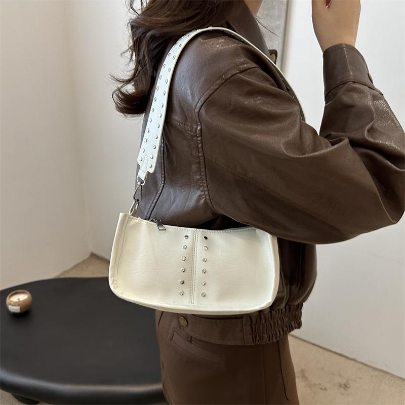Повседневная женская простая сумка 2024 года, новая осенняя ретро-мода, заклепки, простая широкополосная сумка на одно плечо с косым ремешком, маленькая квадратная сумка