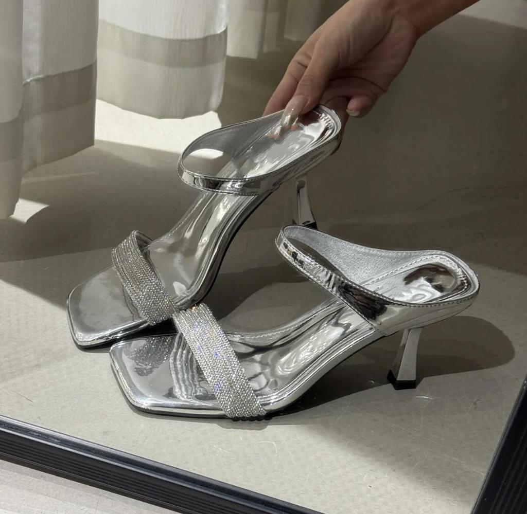 Французские крутые шлепанцы с квадратным носком и стразами, женская уличная обувь, лето 2025, новые универсальные босоножки на шпильке с ремешком