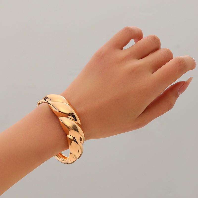 European and American style women's light luxury bracelet, personalized glossy design, twisted bracelet, versatile, high-end jewelry women