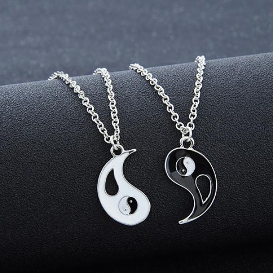 2Pcs/Set Best Friends Tai Chi Yin Yang Hollow Pendant Split Matching Necklace