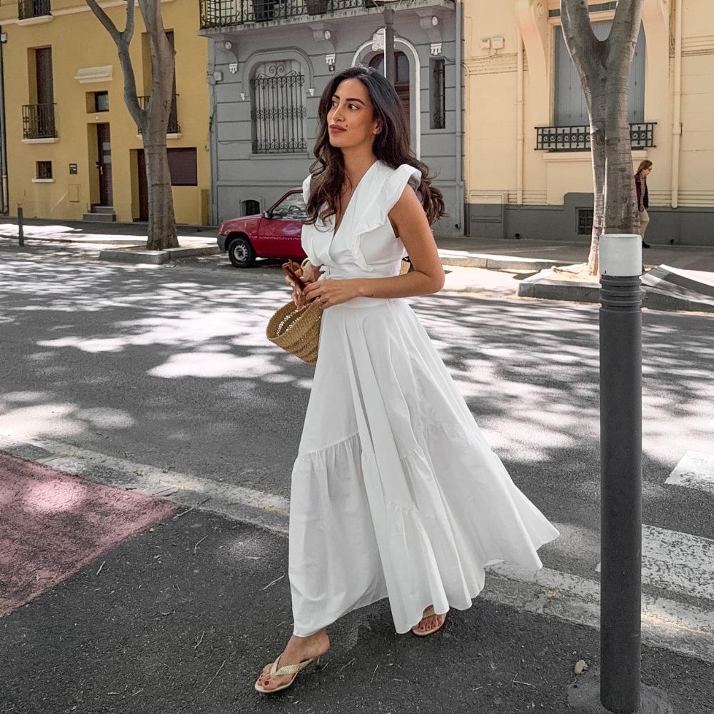 Платье без рукавов с V-образным вырезом и эластичной талией