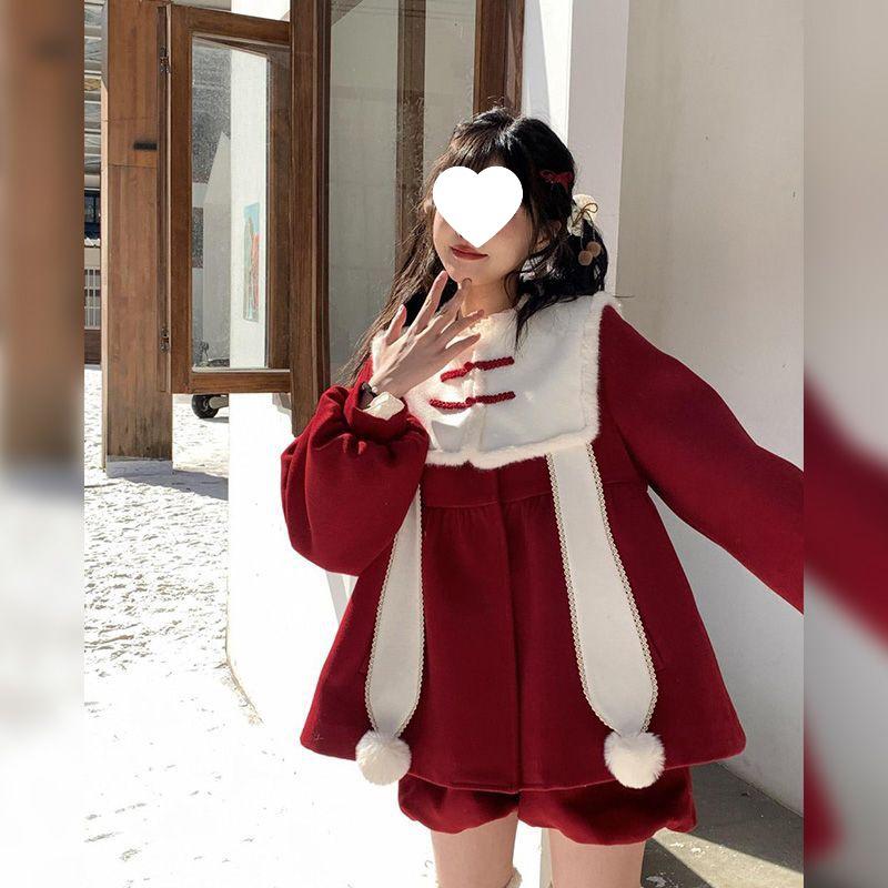 Женский комплект 2025 года: красное пальто на лягушачьих пуговицах и брюки-тюльпаны для Рождества и Нового года