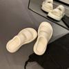 Летние белые шлепанцы на толстой подошве для женщин 2024 Новые модные универсальные шлепанцы на одной линии для женщин, повседневные сандалии