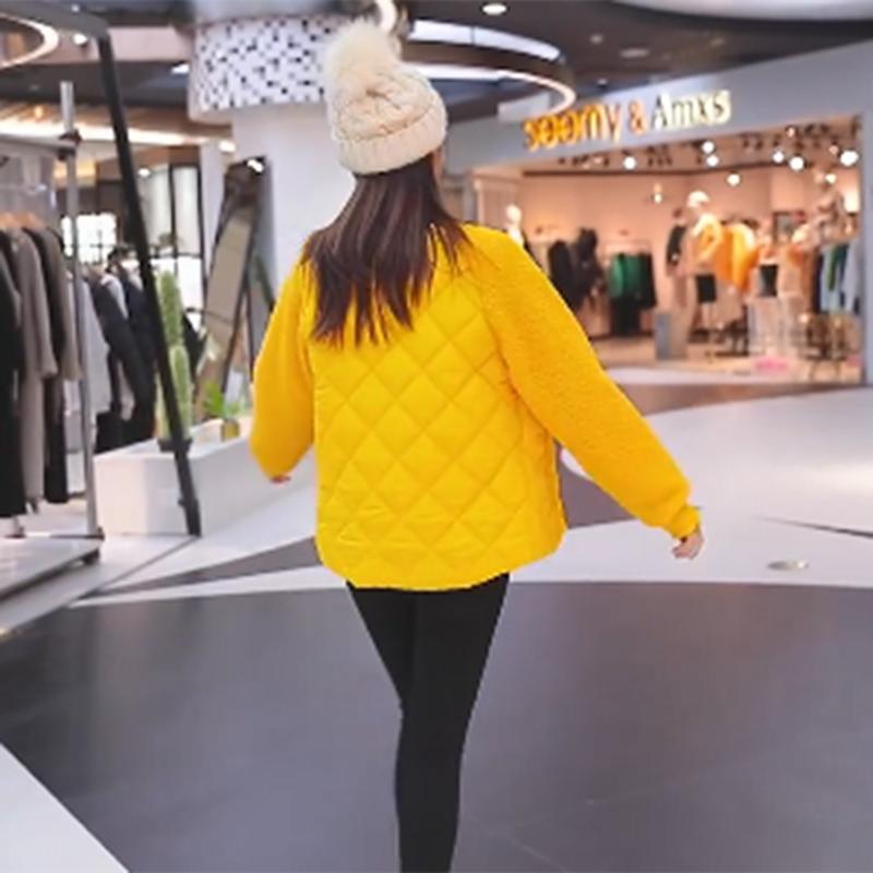 Женская стёганая куртка с флисовыми рукавами и накладными карманами