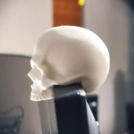 Декорация в виде черепа с защелкой на край монитора 3D-печатная миниатюрная фигурка черепа для края экрана компьютера/ТВ Уникальный готический стиль Настольное украшение для дома и офиса