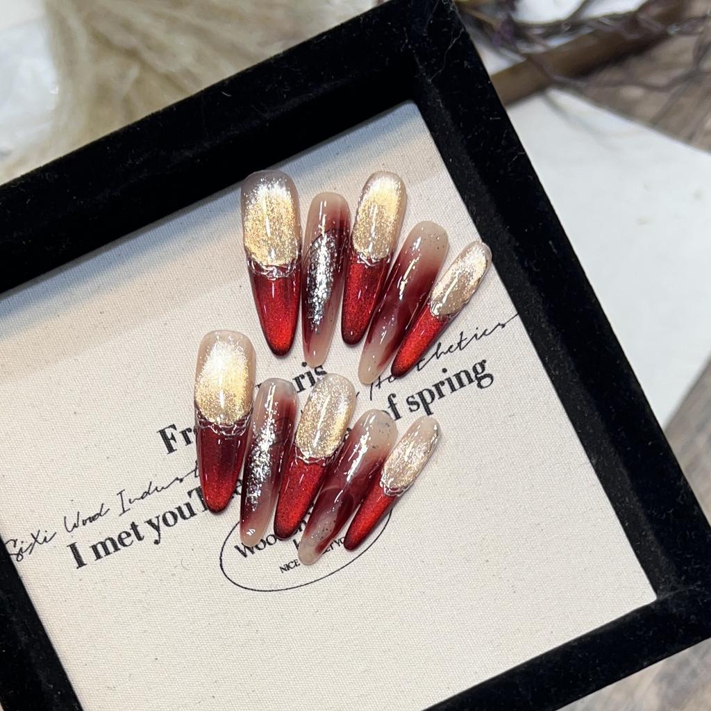 Плетеная вручную броня в новогоднем стиле, высококлассный эффект «кошачий глаз» красного цвета, французская золотая фольга, румяна, маникюр «бабочка», съемная ногтевая пластина