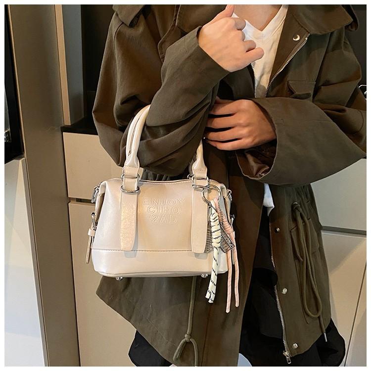 Han simple casual portable women's bag 2026 early spring new fashion commuting solid color versatile shoulder messenger bag bag