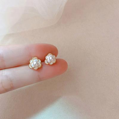 Серьги Камелия. Модные новогодние серьги для темпераментных женщин. Дизайн ниши высокого класса.
