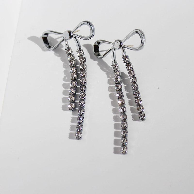 Мечтательные серьги-бабочки с бриллиантовой кисточкой: Стиль рококо, милая крутая девушка, легкая роскошь, преппи-шипы.