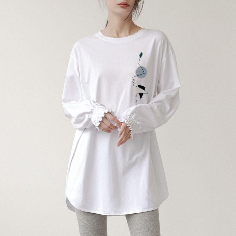 Шикарная белая футболка с длинными рукавами, закругленным подолом и застежкой на манжетах