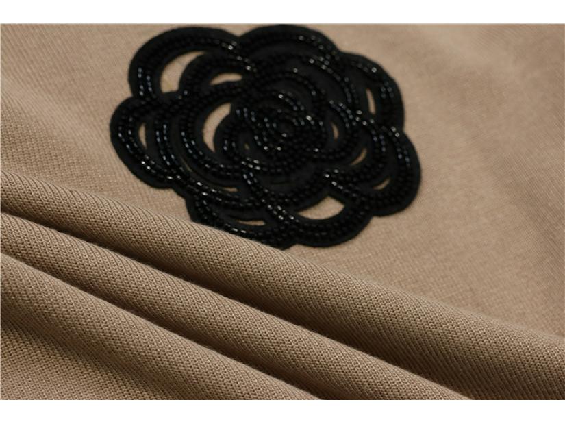 Женский корейский вязаный комплект с камелиями: Элегантный топ с круглым вырезом и облегающая юбка - комплект из двух предметов