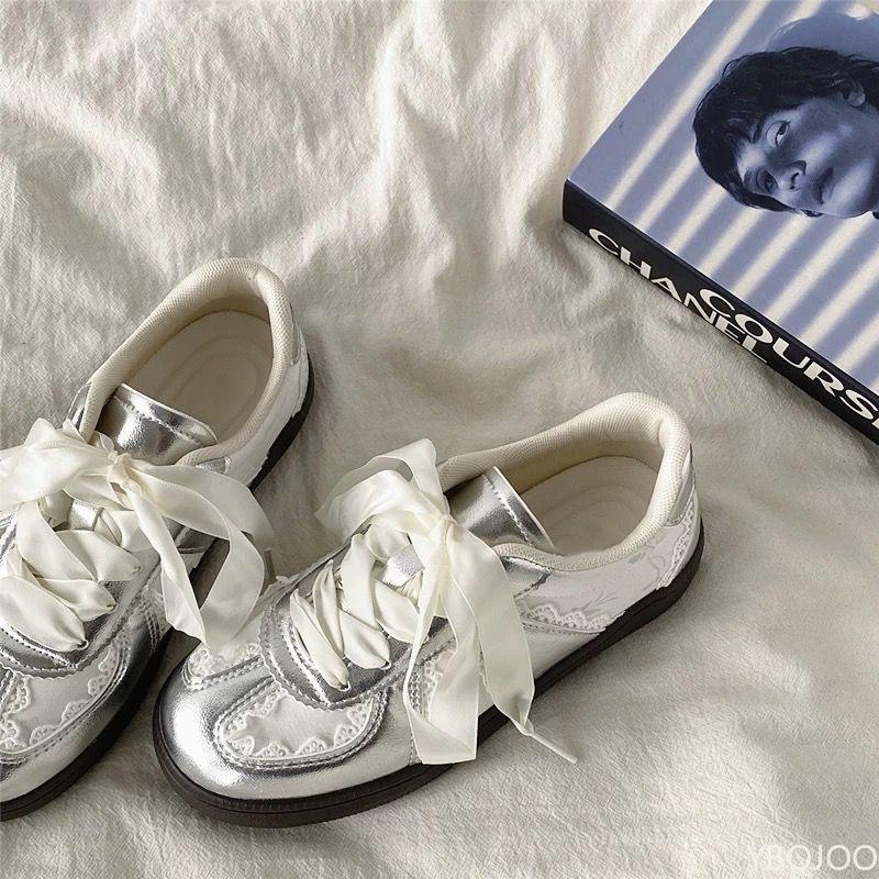 Весенне-осенняя мода Новые серебристые ретро повседневные кроссовки Универсальные с кружевной отделкой Белые дышащие дизайнерские балетки