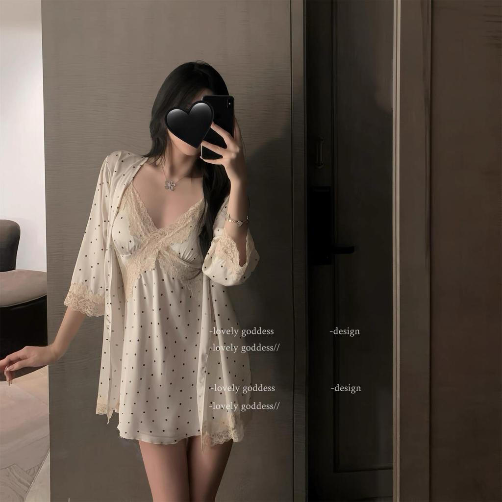 Шикарная ночная сорочка-пижама в горошек с кружевной отделкой, на бретелях-спагетти и с нагрудными вкладышами.