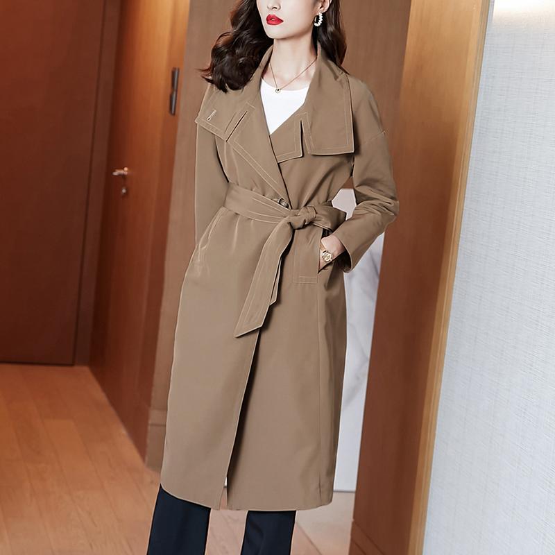 Поднимите свой зимний образ на новый уровень с помощью этого модного и элегантного женского тренча