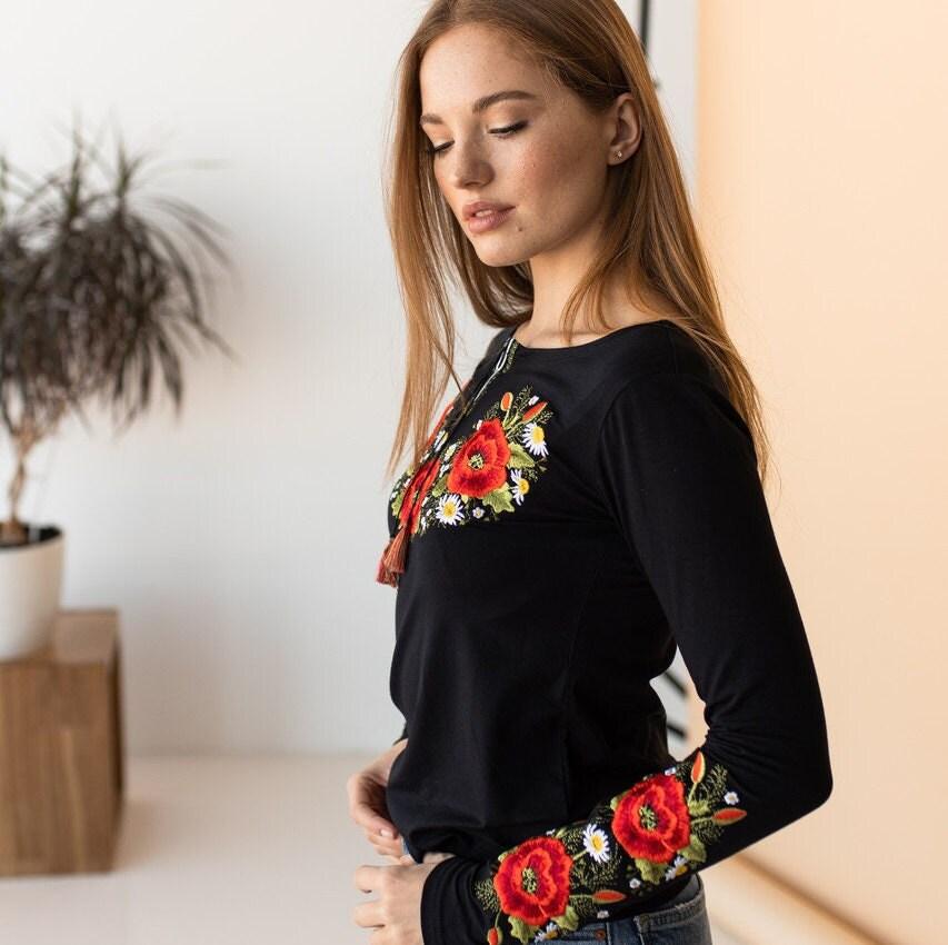 Женская футболка с длинным рукавом вышитый узор на груди
