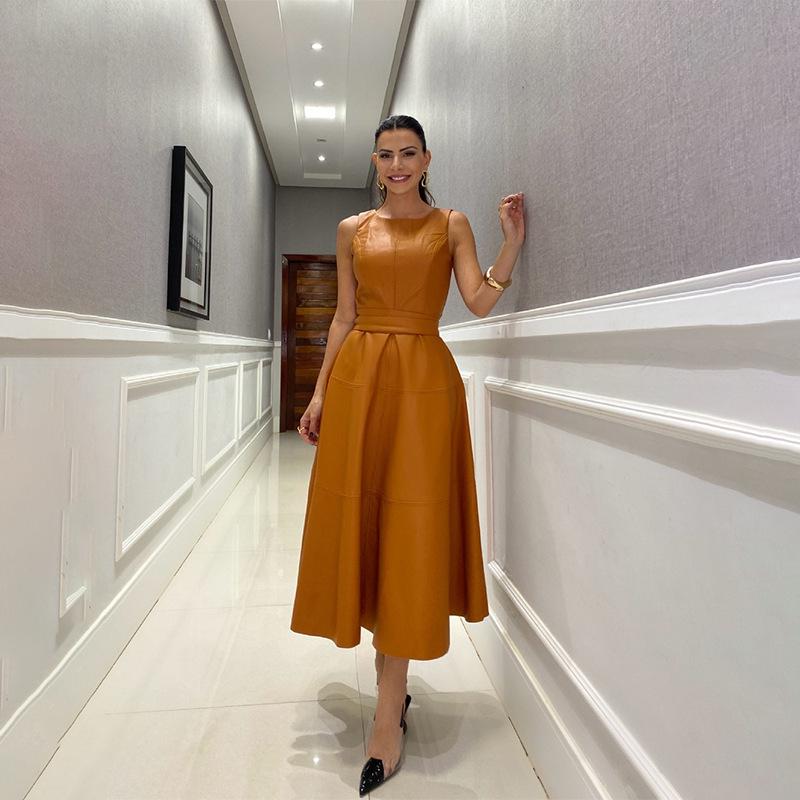 Платье-футляр без рукавов из кожи с поясом, весна 2025