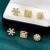 Популярные серьги-пусеты в виде снежинок для женщин: Вьетнамское золото с бриллиантами, квадратный дизайн, стойкий цвет.