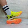 305 Желто-оранжевые футбольные бутсы для газона
