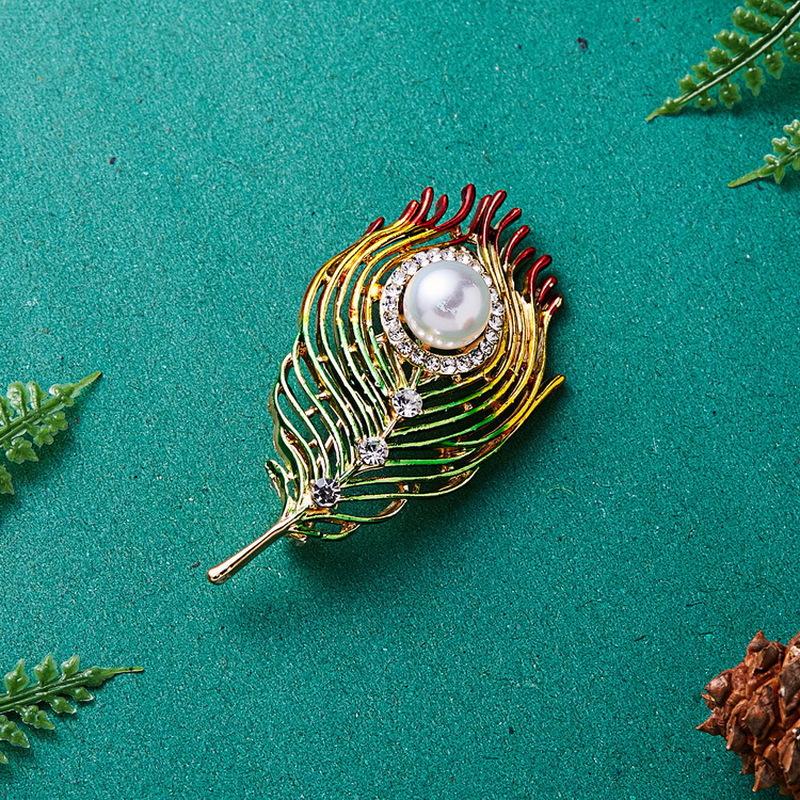 Женская эмалированная брошь "Перо" с кристаллами