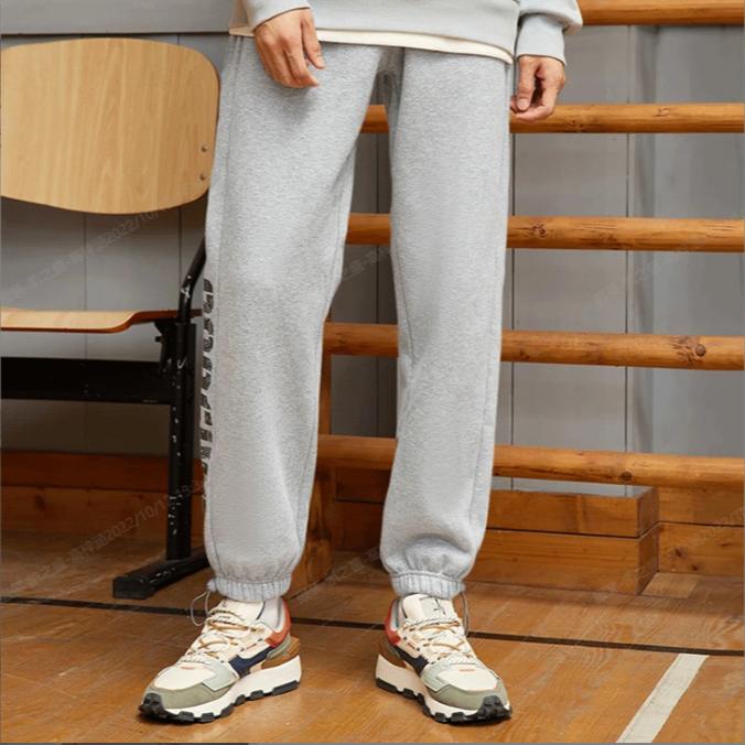 Коллекция баскетбольной одежды Li Ning BADFIVE Теплые вязаные спортивные штаны для мужчин с эластичной манжетой, на флисовой подкладке, свободного кроя, серые AKLR801-4
