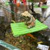 Floating Bamboos Raft Fishing Turtles Sculpture Resins Miniature Garden Pond Decors For Outdoor or Desktop Ornament