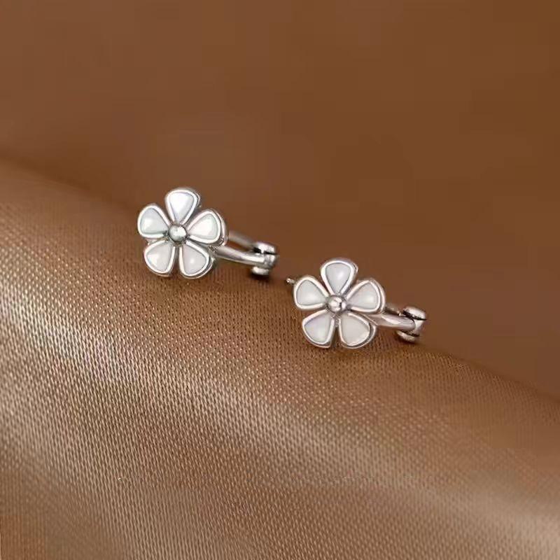 Серьги-маргаритки для женщин на лето — новый универсальный стиль 2025 года, простой и элегантный для поездок на работу