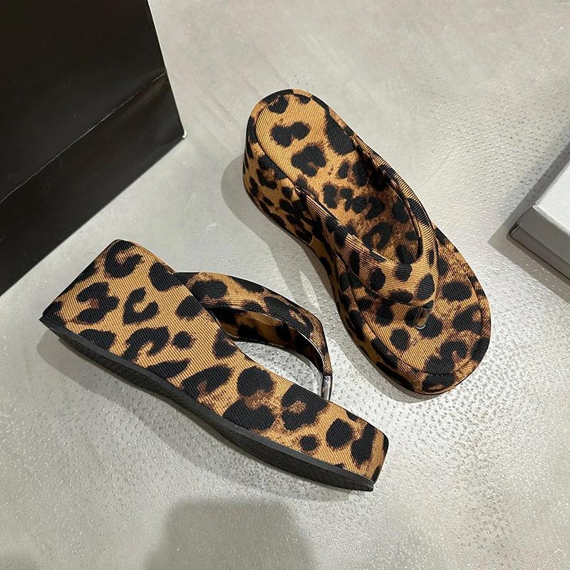 Леопардовые женские шлепанцы на платформе с перемычкой между пальцами, на танкетке, летние шлепки, повседневная обувь на толстой подошве в уличном стиле