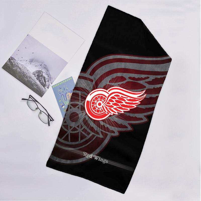 Redwings Fashion Beach Towel: Ideal for Summer Adventures Soft, absorbent and quick drying suitable for swimming and bathing