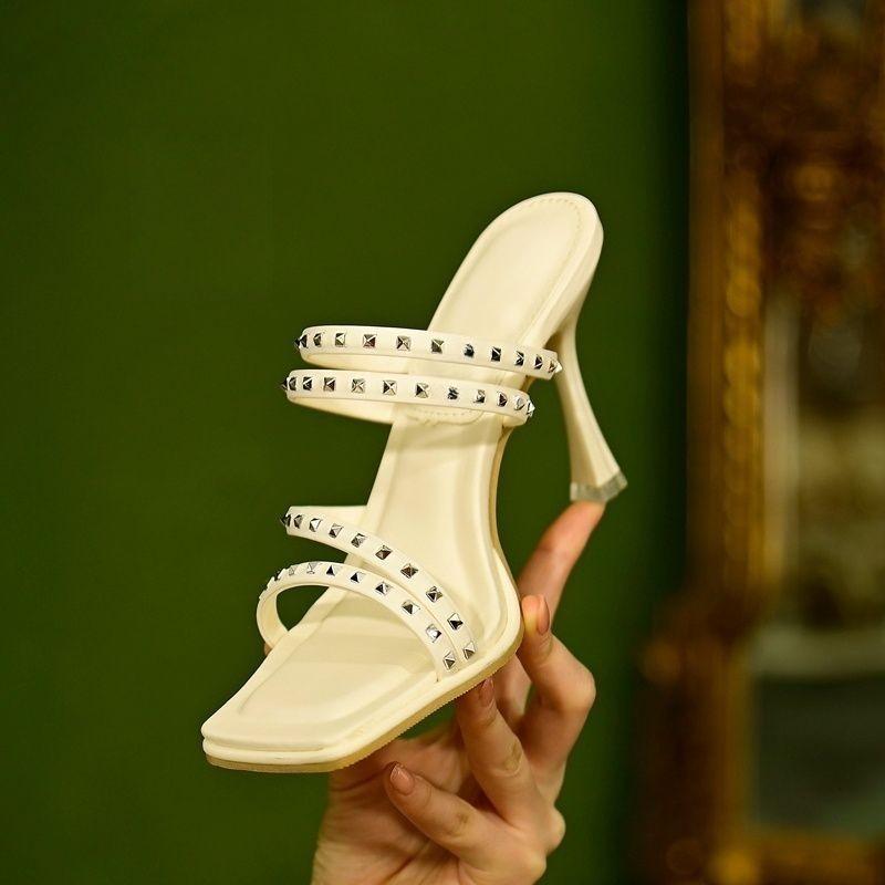 Темпераментные босоножки-стилеты Летние Новые с квадратным носком Металлические заклепки Пряжка Комплект На ногу Нескользящие Туфли на высоком каблуке для женщин