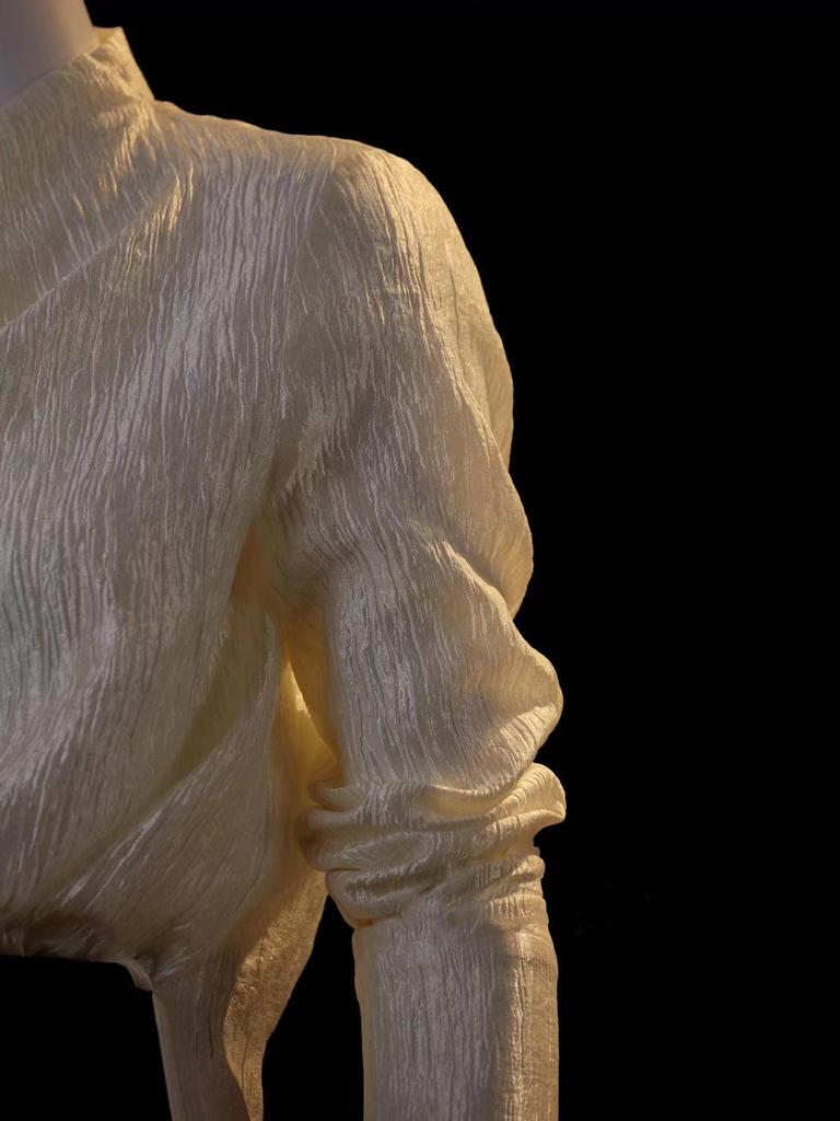 2026 Ранняя весна Нишевый дизайнерский струящийся золотой элегантный топ