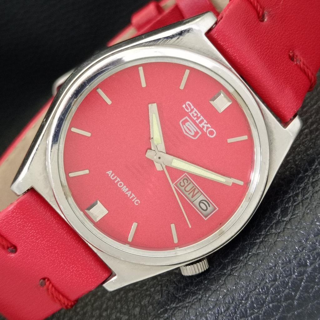 АВТОМАТИЧЕСКИЕ 7009A ВИНТАЖНЫЕ SEIKO 5 ЯПОНИЯ МУЖСКИЕ ЧАСЫ С КРАСНЫМ ЦИФЕРБЛАТОМ a701564-5