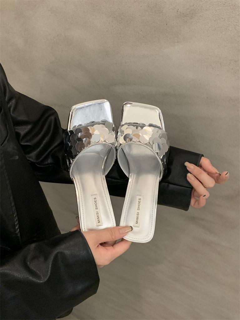 Летом 2024 года новые нишевые модные тапочки носят с тонкими каблуками и пайетками, босоножками на высоком каблуке и женскими туфлями.