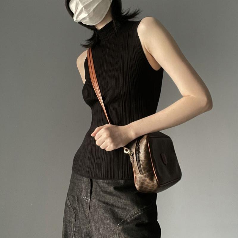 Топ вязаный без рукавов с высоким воротником женский летний облегающий утягивающий универсальный