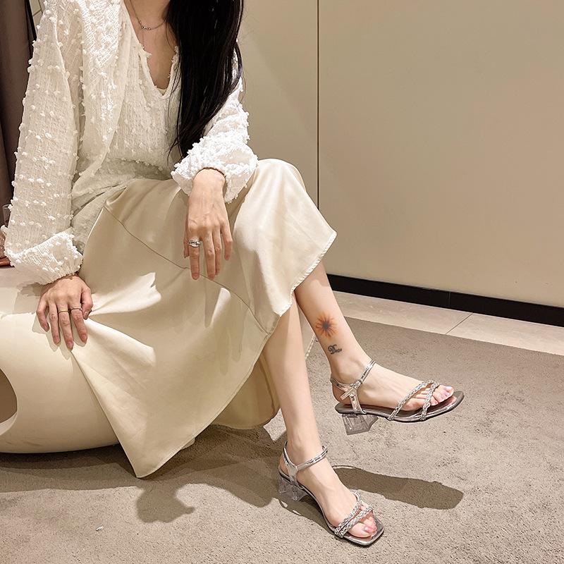 Туфли на высоком каблуке со стразами, женская летняя одежда 2025 года, новинка лета, толстый каблук с юбкой, одно слово с прозрачными стразами, босоножки