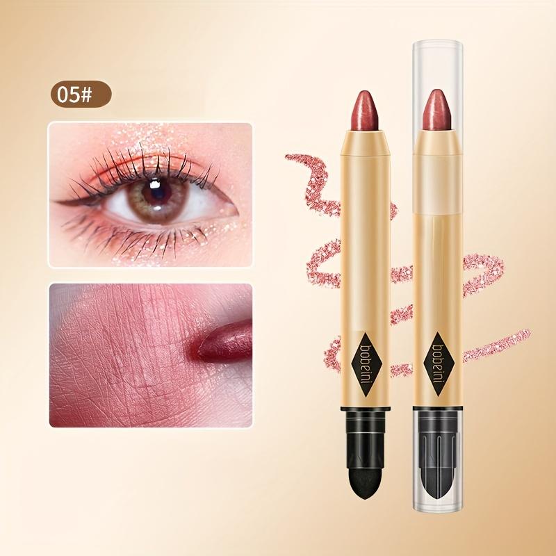 Осветите и подчеркните свои глаза с помощью двусторонней ручки для теней для выделения и контуринга.