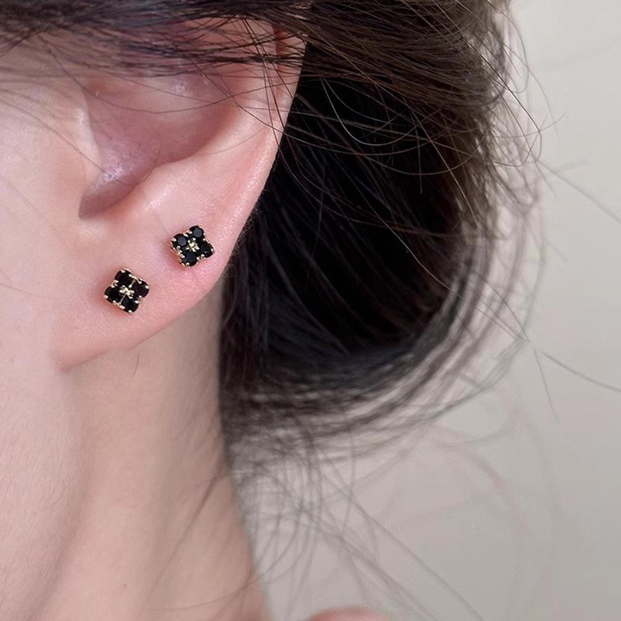 Шикарные черные квадратные серьги-пусеты: Минималистичный, элегантный и универсальный дизайн Silver Needle для женщин.