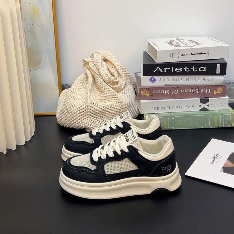 Маленькие белые туфли женские 2025 новая обувь весенние на толстой подошве с увеличением роста сетчатые кеды популярные универсальные повседневные туфли с юбками