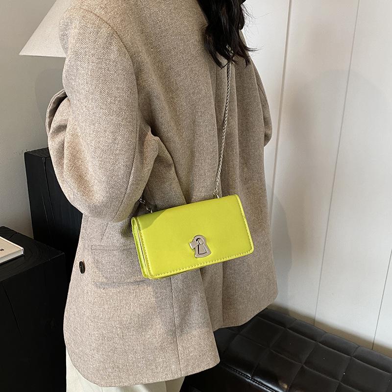 Маленькая сумка на цепочке, женская новая модная сумка через плечо, студенческая универсальная сумка на цепочке