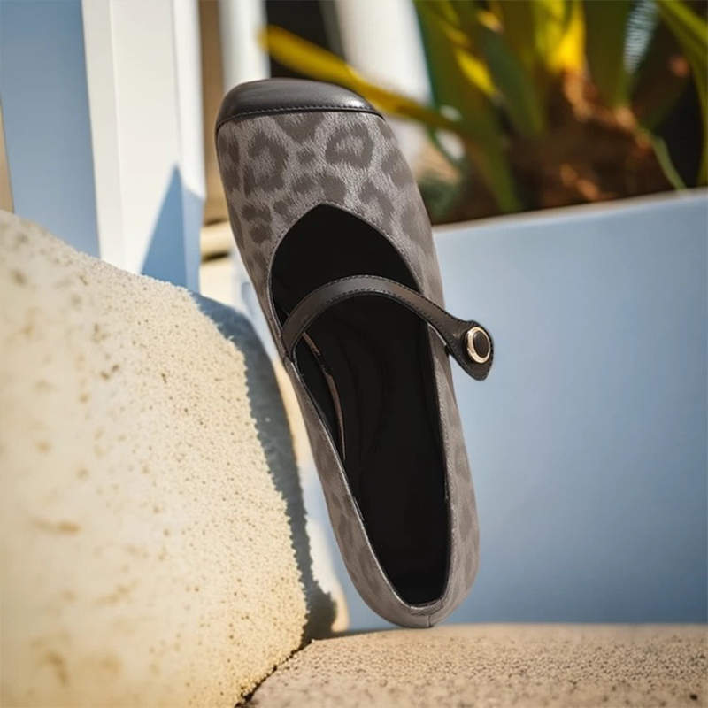 Французские туфли с квадратным носком, плоской подошвой и неглубоким вырезом, новые весенне-осенние туфли на низком каблуке с леопардовым принтом и ремешком с пряжкой на одно слово