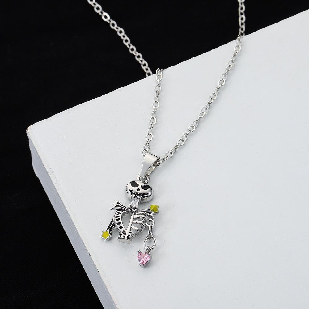 Personality Creative Sliver Color Devil Skeleton Hand Held Pink Zircon Heart Pendant Necklaces for Women Halloween Charm Jewelry
