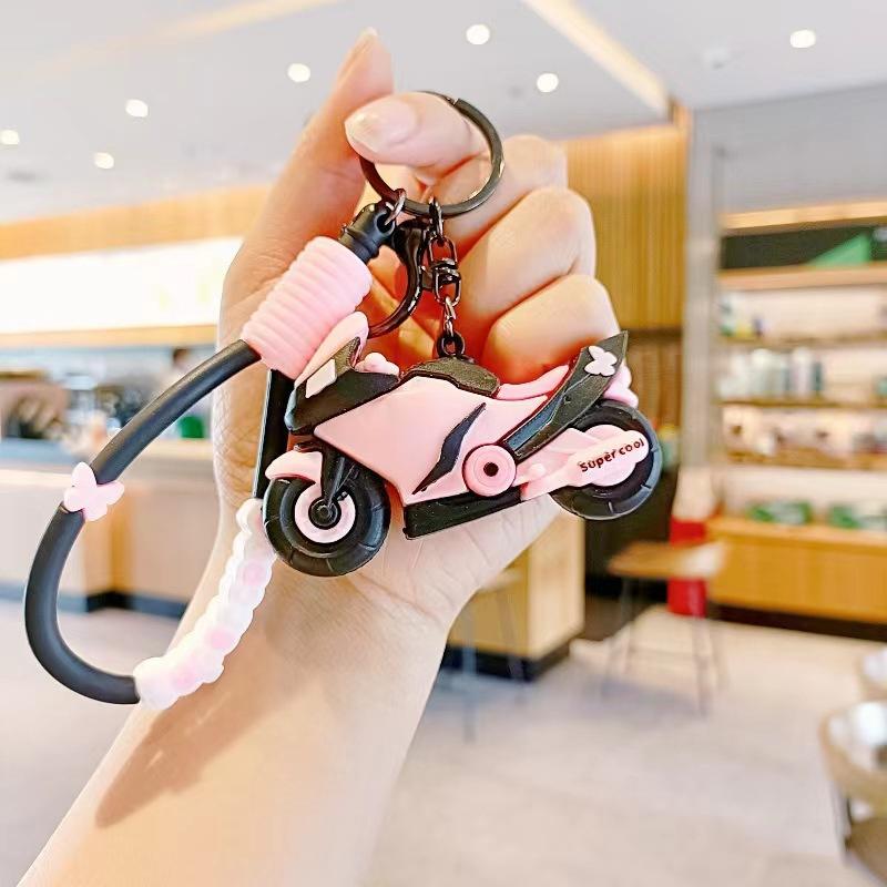 Креативный крутой брелок в виде локомотива, мультяшный кулон в виде куклы-локомотива, парный, для школьного рюкзака, маленький кулон, изысканная кукла